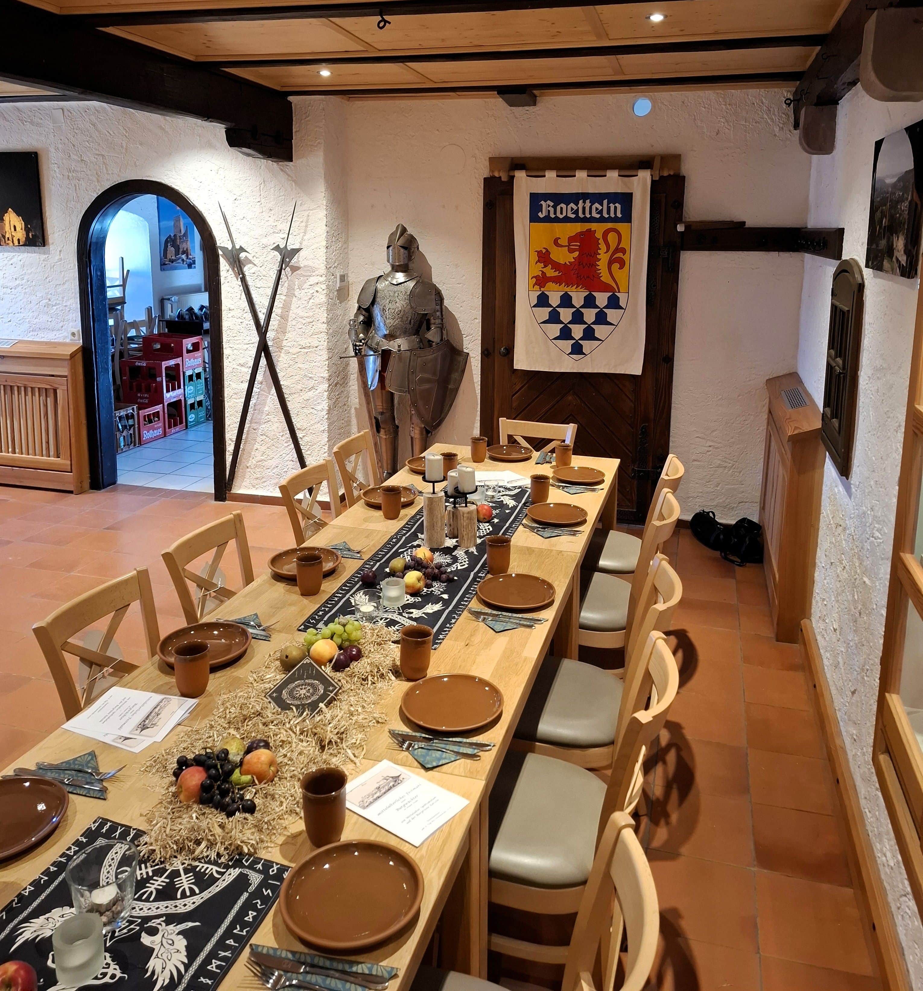 Die Burgstube ist bestuhlt, dekoriert und gedeckt für eine Veranstaltung.